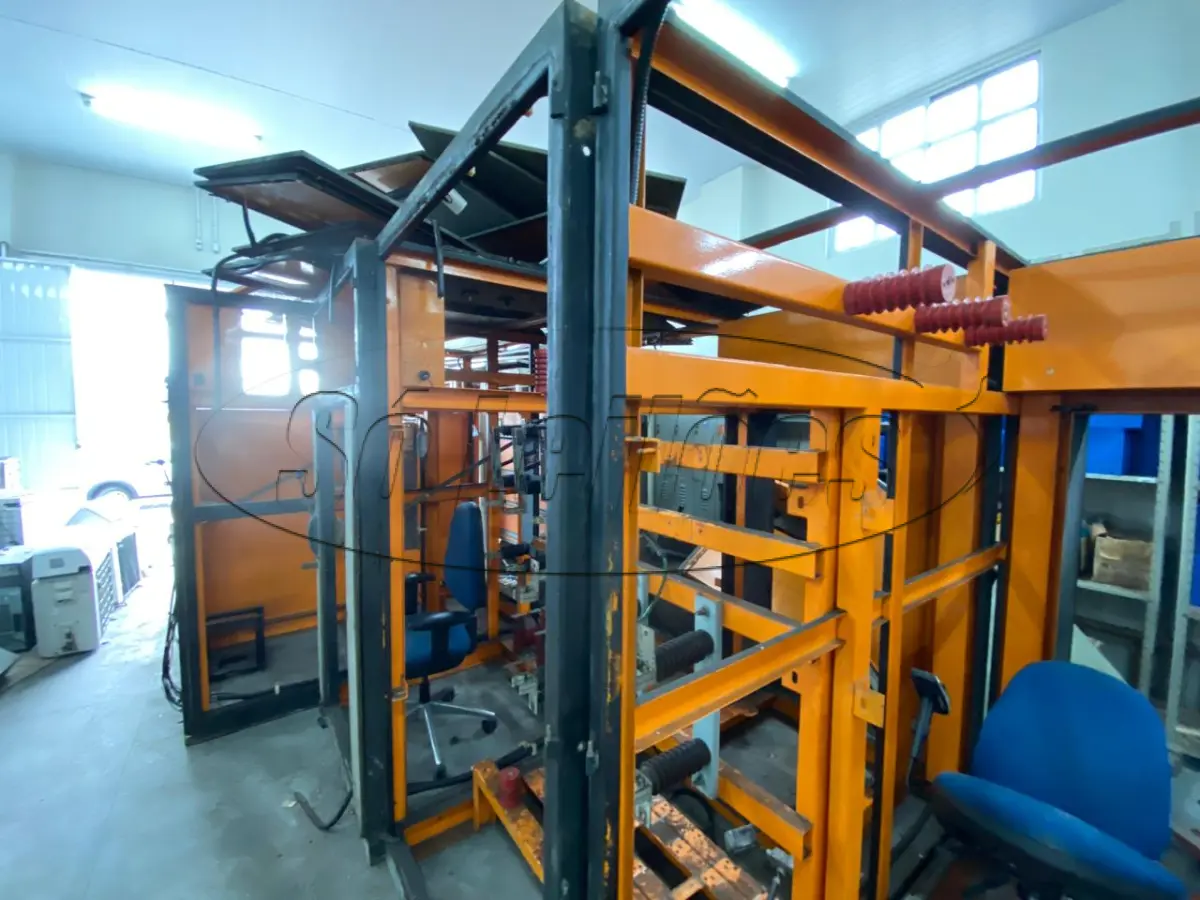 LOTE 009 - Quadros metálicos