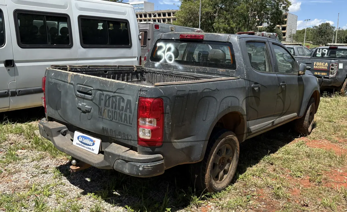 LOTE 036 - PICAPE