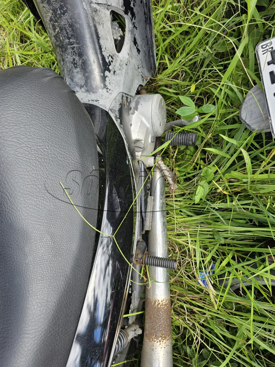 LOTE 001 - Motocicleta marca Honda / BIZ 125 KS, ano/modelo 2007/2008, placa MEF-9893, renavam 953875539, cor preta. Mecânica, elétrica, suspensão e demais itens sem testes e aquisição no estado de conservação que se encontra, podendo estar faltando peças, sem garantia de funcionamento. Avaliação: Avaliada por R$ 3.500,00. A retirada do veículo do pátio será por conta exclusiva do arrematante, com eventuais despesas, caso seu acesso esteja obstruído. Débitos do prontuário ficarão por conta do arrematante, caso não desvinculados no Detran/SC pelo Juízo, antes, ou depois do leilão. Não arrematado em primeiro leilão, o veículo será oferecido pelo preço de R$ 2.100,00, considerando 60% da avaliação. Local de custódia: Pátio da Central de Plantão Policial da Capital – CPP, Rua Lauro Linhares, 208, Trindade, Florianópolis/SC.