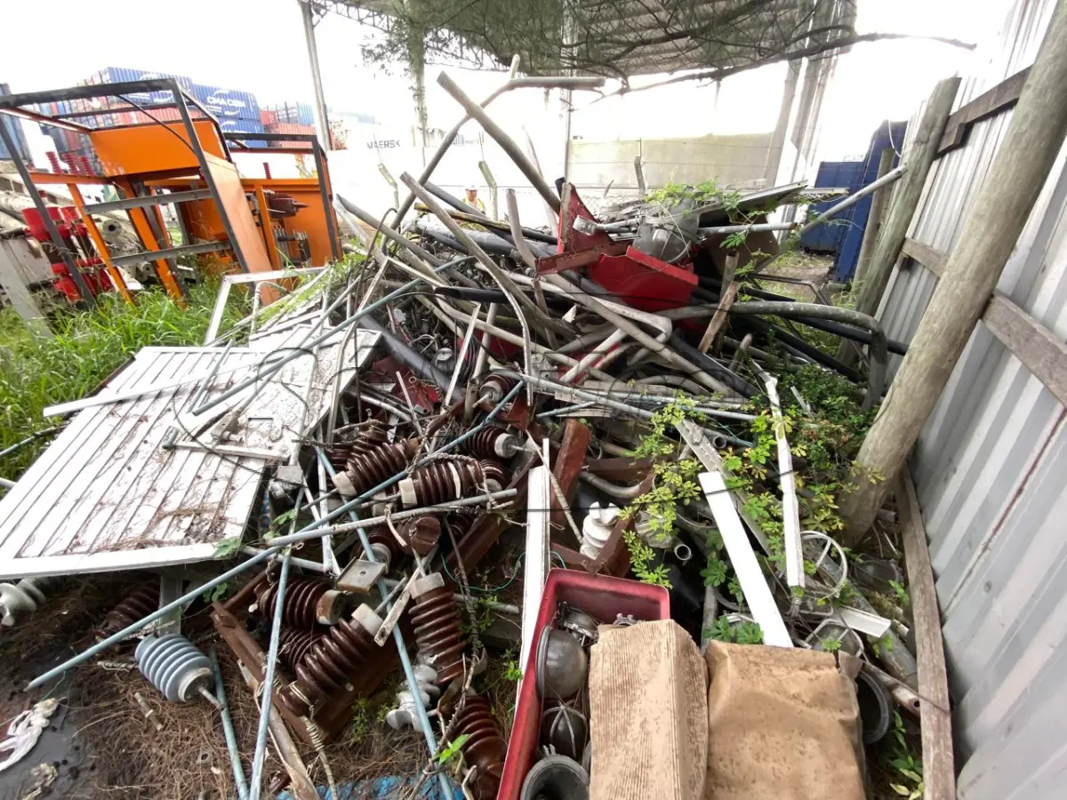 LOTE 003 - Braços e cruzetas