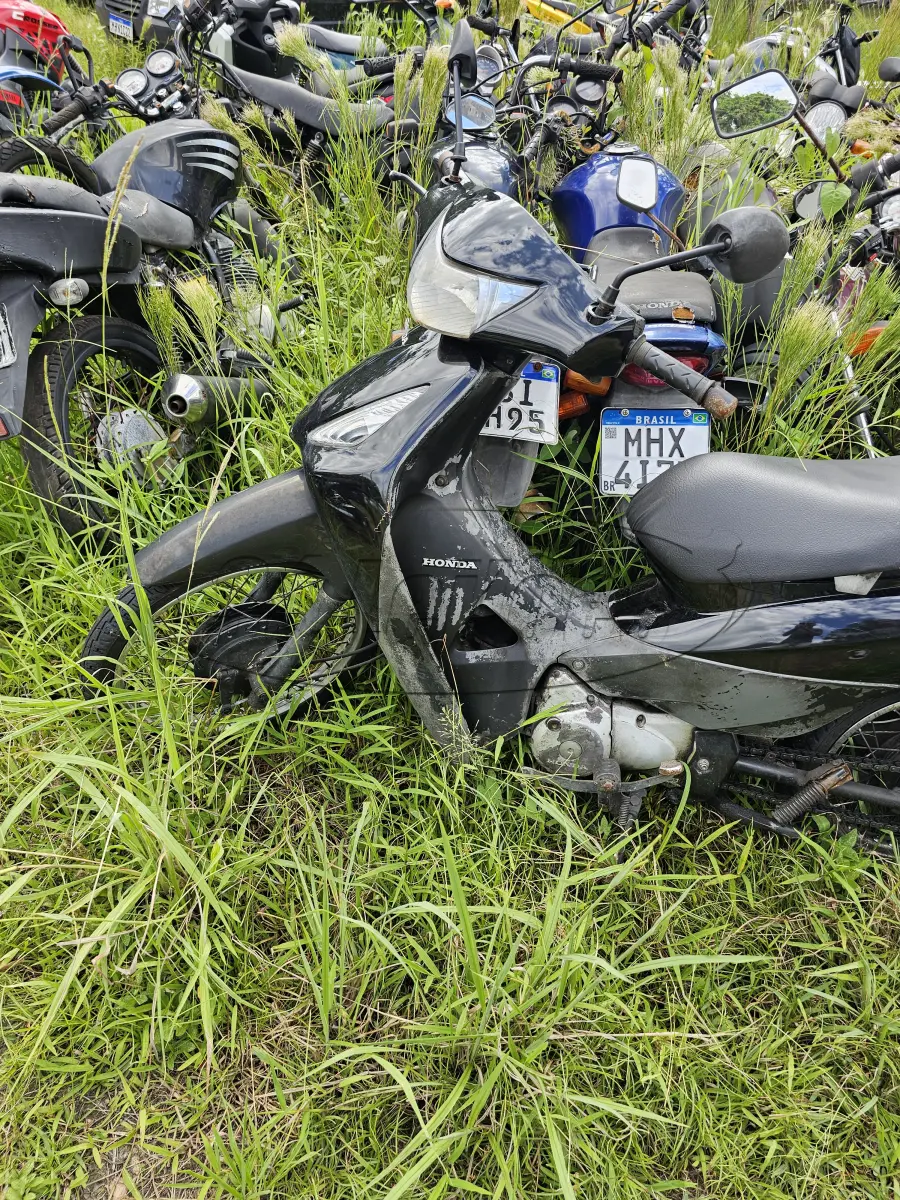 LOTE 001 - Motocicleta marca Honda / BIZ 125 KS, ano/modelo 2007/2008, placa MEF-9893, renavam 953875539, cor preta. Mecânica, elétrica, suspensão e demais itens sem testes e aquisição no estado de conservação que se encontra, podendo estar faltando peças, sem garantia de funcionamento. Avaliação: Avaliada por R$ 3.500,00. A retirada do veículo do pátio será por conta exclusiva do arrematante, com eventuais despesas, caso seu acesso esteja obstruído. Débitos do prontuário ficarão por conta do arrematante, caso não desvinculados no Detran/SC pelo Juízo, antes, ou depois do leilão. Não arrematado em primeiro leilão, o veículo será oferecido pelo preço de R$ 2.100,00, considerando 60% da avaliação. Local de custódia: Pátio da Central de Plantão Policial da Capital – CPP, Rua Lauro Linhares, 208, Trindade, Florianópolis/SC.