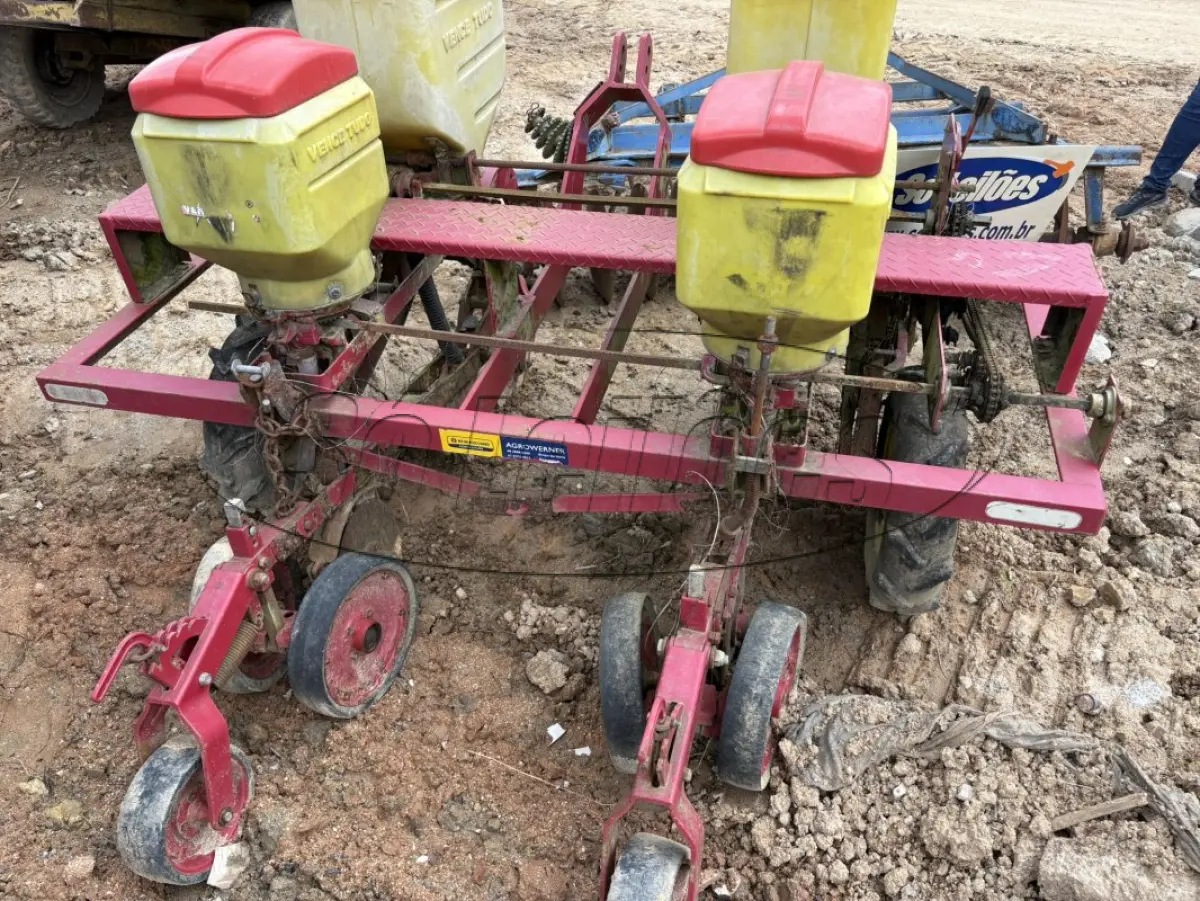 LOTE 017 - Agrícolas