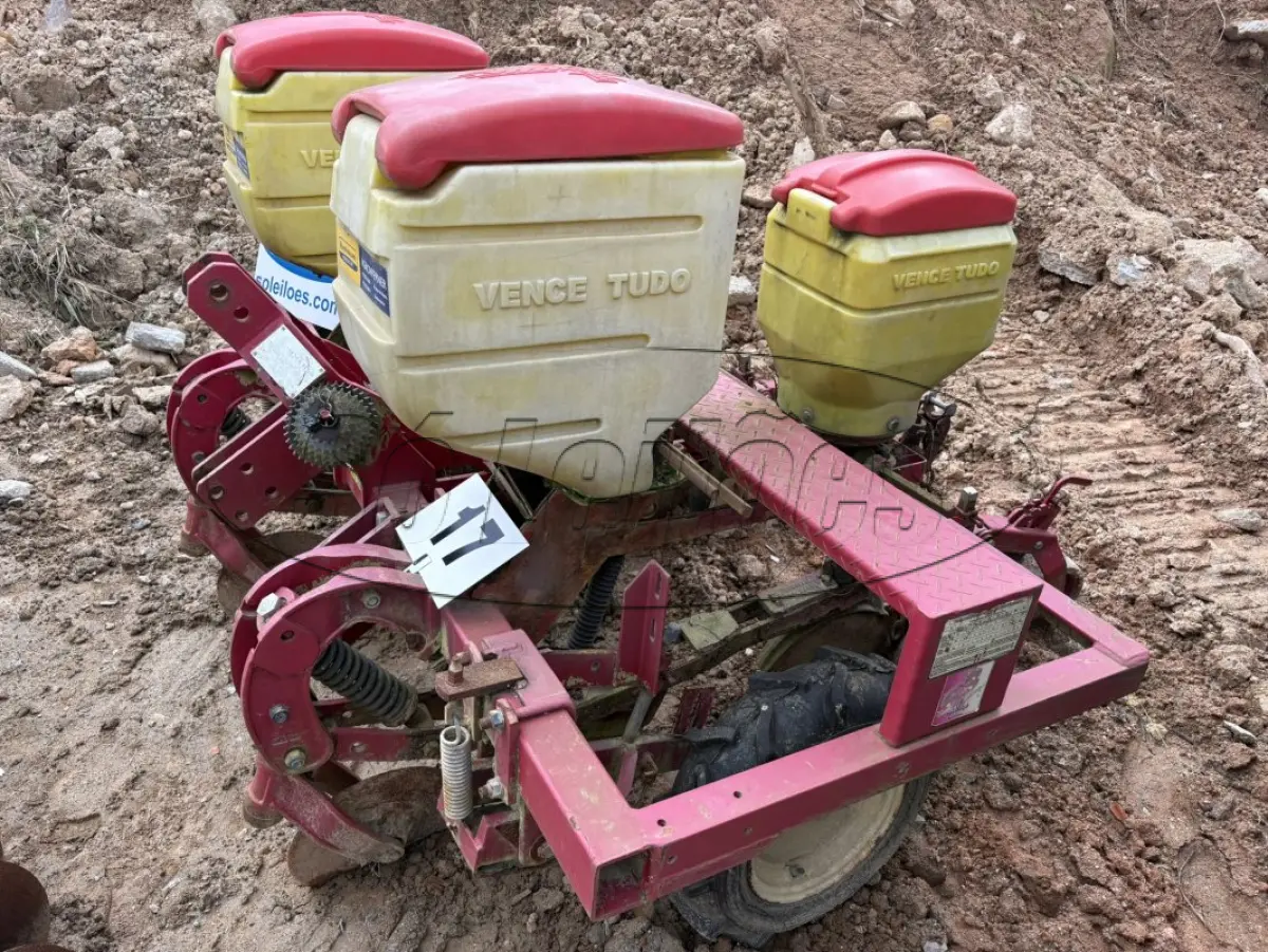 LOTE 017 - Agrícolas