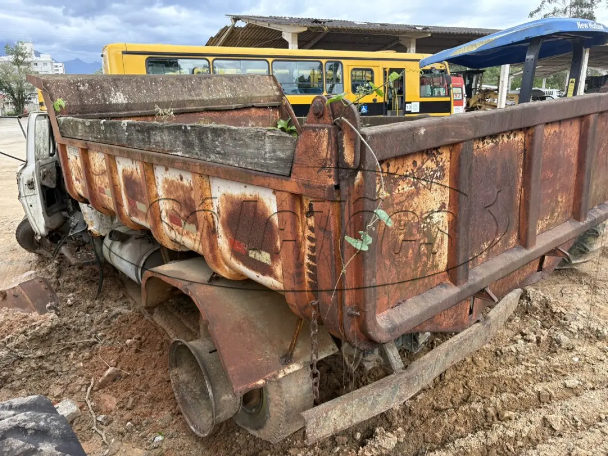 LOTE 007 - Caminhão