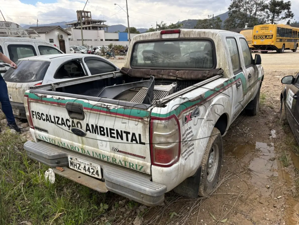 LOTE 001 - Caminhonete