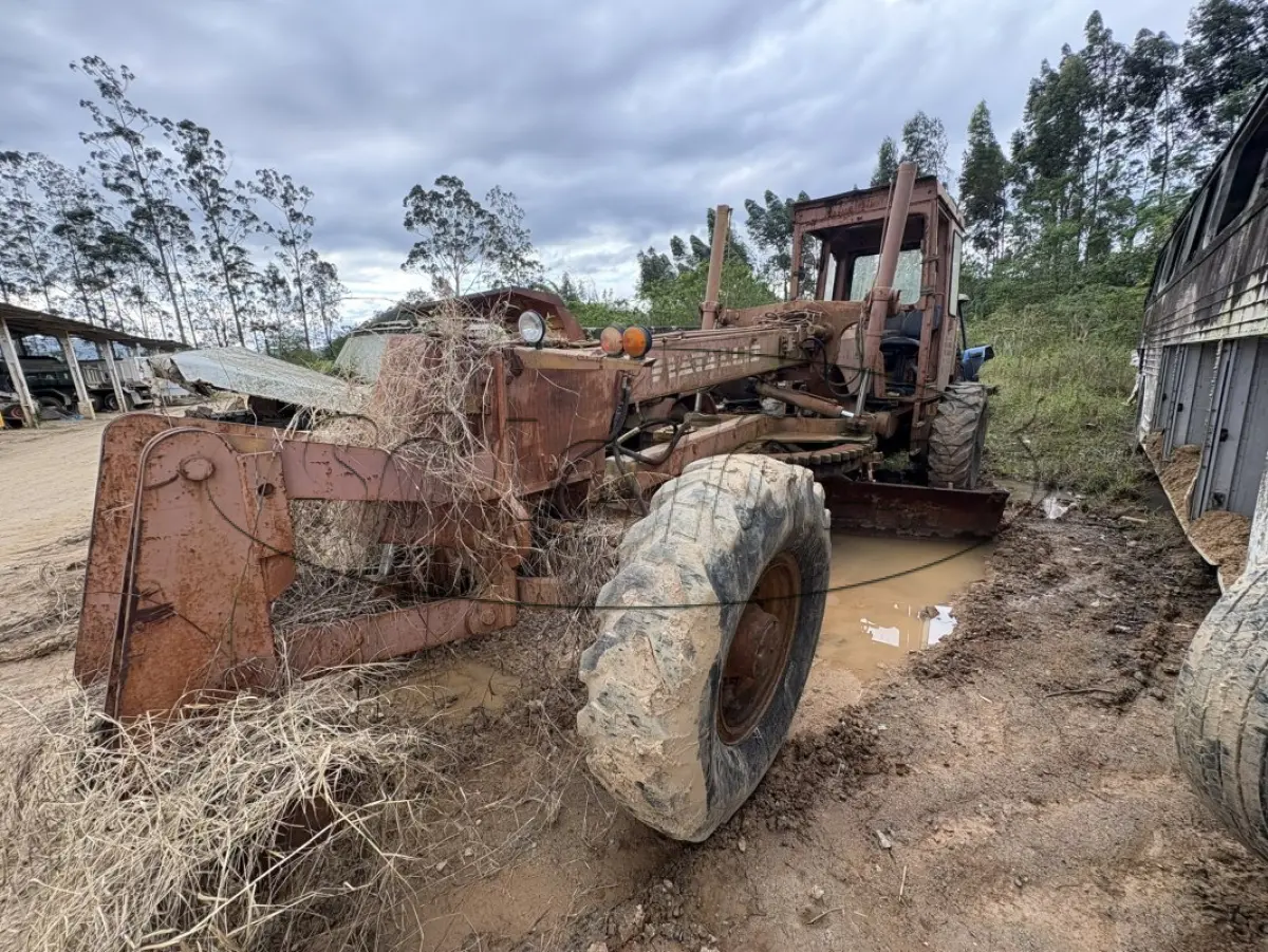 LOTE 016 - Patrola Motoniveladora