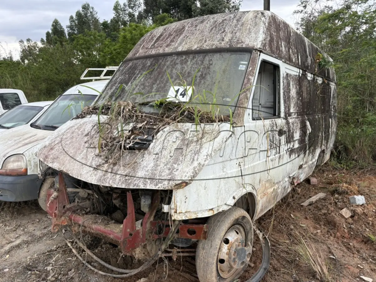 LOTE 014 - Ambulância