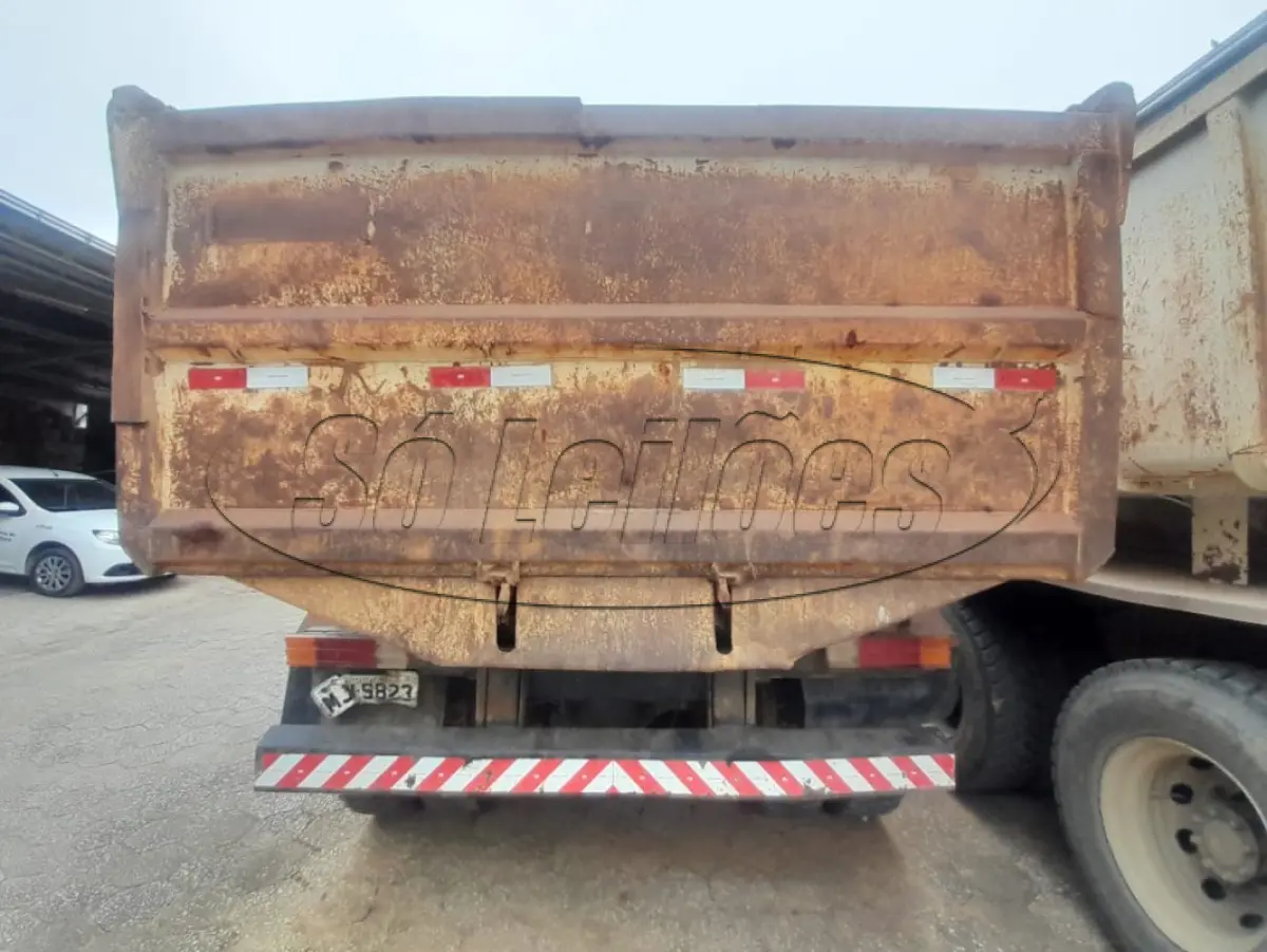 LOTE 004 - Caminhão