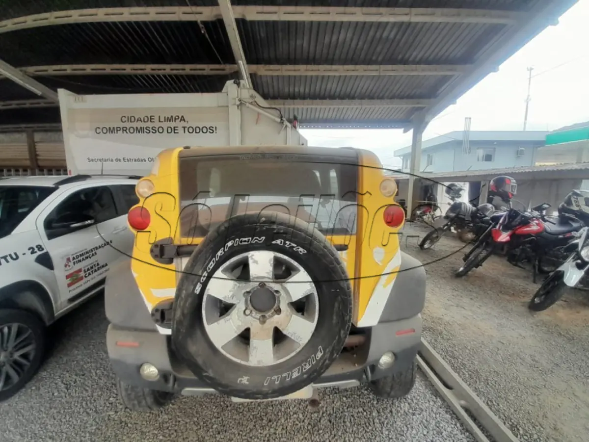 LOTE 002 - Jeep Sucata