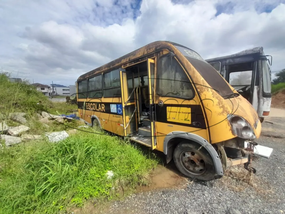 LOTE 001 - Ônibus Sucata Iveco
