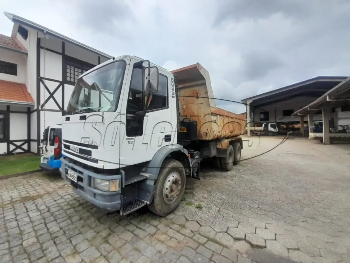 LOTE 004 - Caminhão