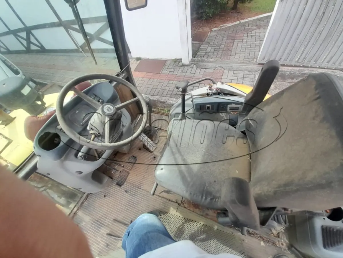 LOTE 003 - Retroescavadeira