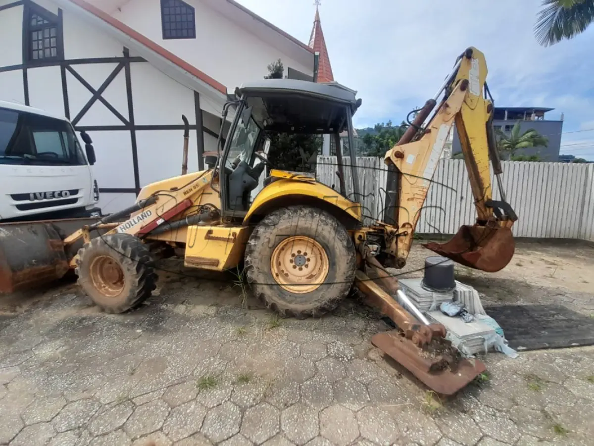 LOTE 003 - Retroescavadeira