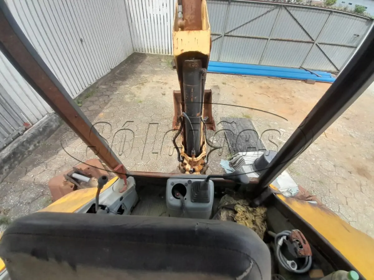 LOTE 003 - Retroescavadeira