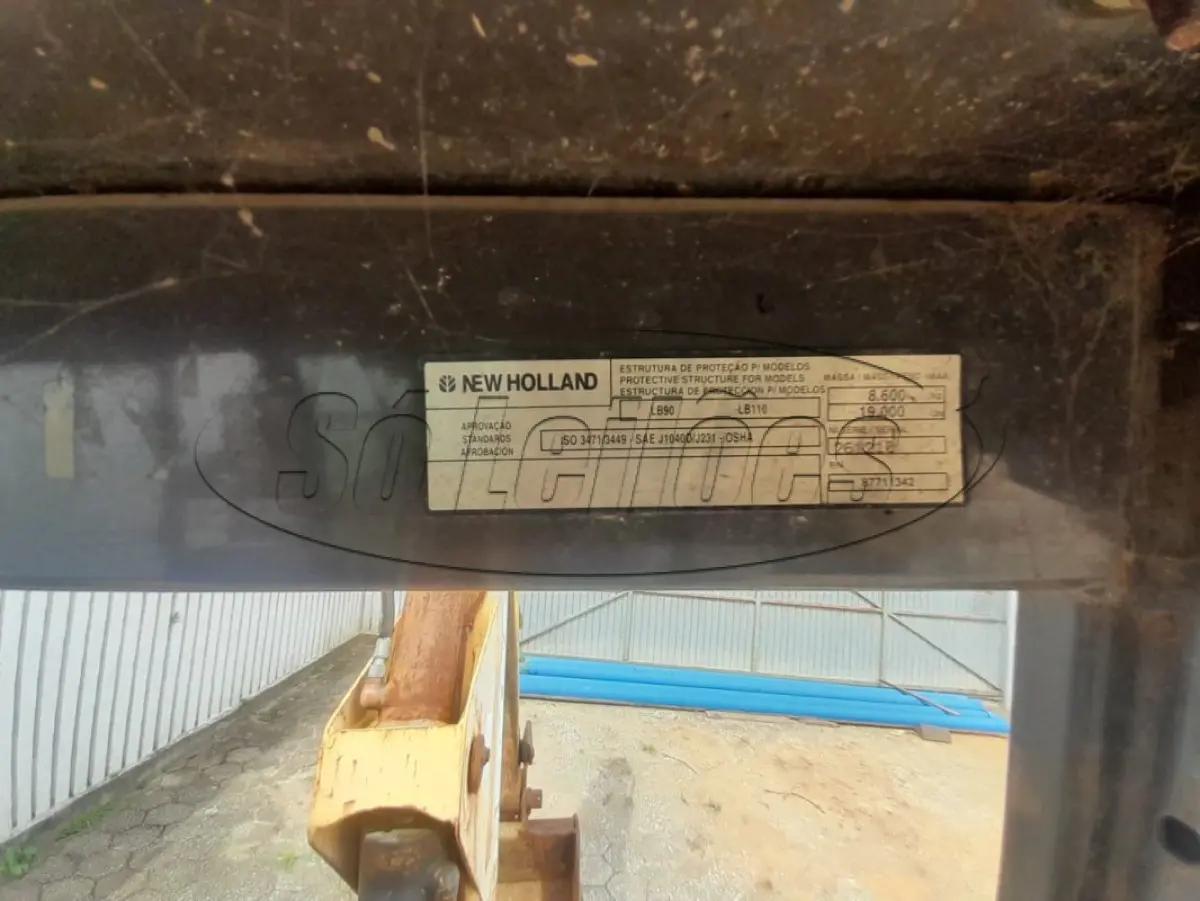 LOTE 003 - Retroescavadeira