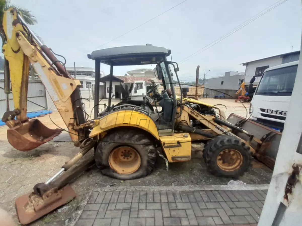 LOTE 003 - Retroescavadeira
