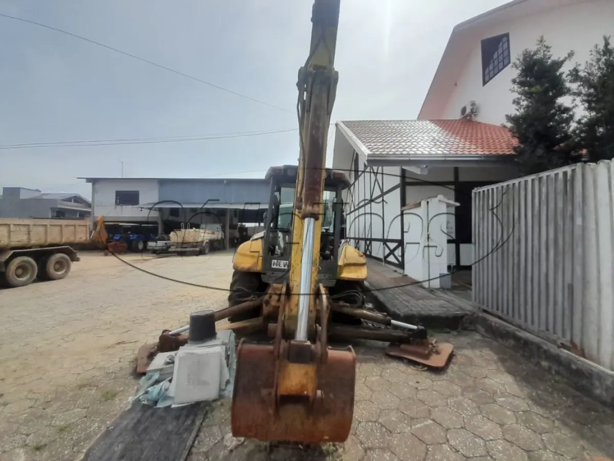 LOTE 003 - Retroescavadeira