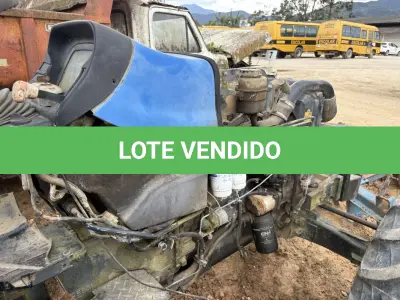 LOTE 008 - Trator
