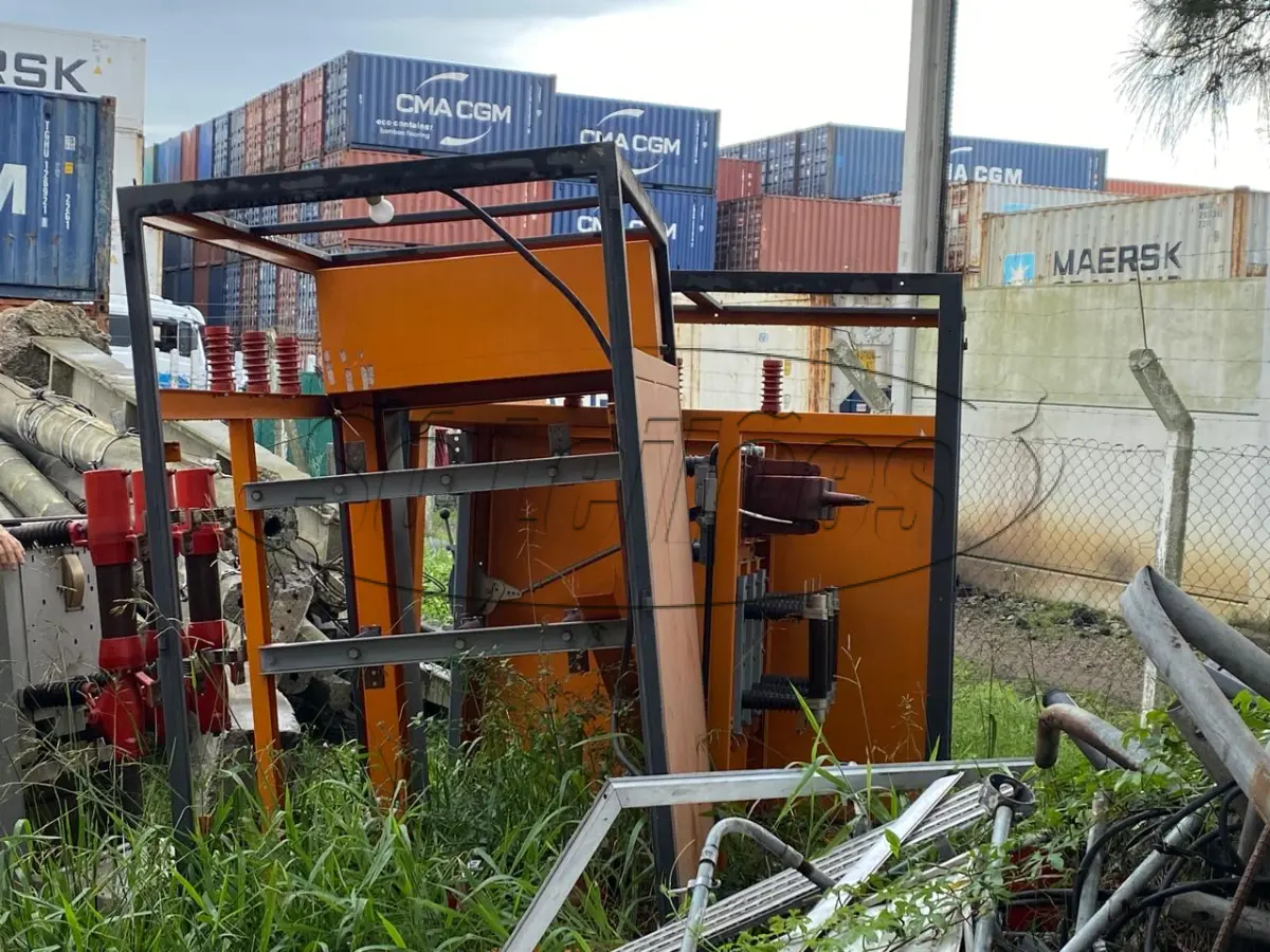 LOTE 009 - Quadros metálicos