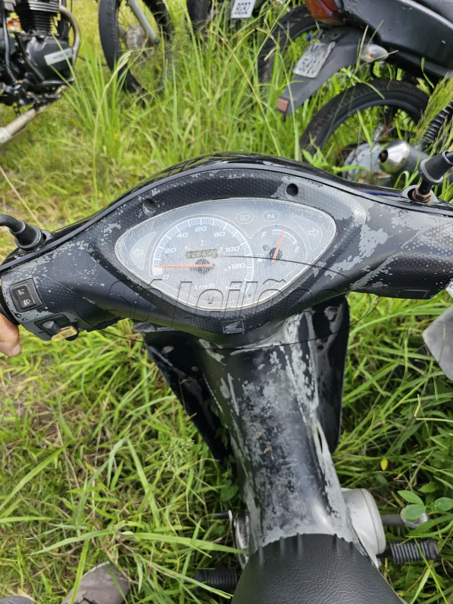 LOTE 001 - Motocicleta marca Honda / BIZ 125 KS, ano/modelo 2007/2008, placa MEF-9893, renavam 953875539, cor preta. Mecânica, elétrica, suspensão e demais itens sem testes e aquisição no estado de conservação que se encontra, podendo estar faltando peças, sem garantia de funcionamento. Avaliação: Avaliada por R$ 3.500,00. A retirada do veículo do pátio será por conta exclusiva do arrematante, com eventuais despesas, caso seu acesso esteja obstruído. Débitos do prontuário ficarão por conta do arrematante, caso não desvinculados no Detran/SC pelo Juízo, antes, ou depois do leilão. Não arrematado em primeiro leilão, o veículo será oferecido pelo preço de R$ 2.100,00, considerando 60% da avaliação. Local de custódia: Pátio da Central de Plantão Policial da Capital – CPP, Rua Lauro Linhares, 208, Trindade, Florianópolis/SC.