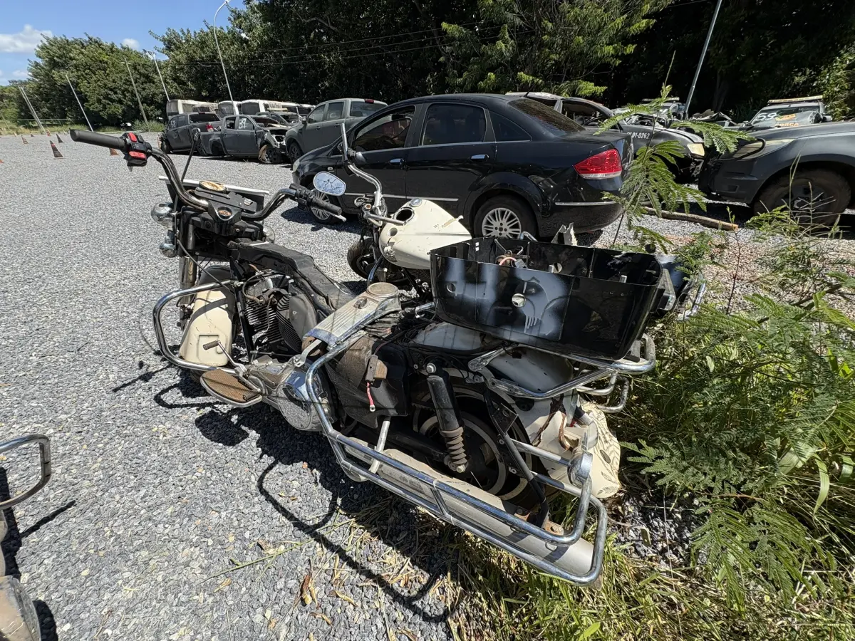 LOTE 043 - MOTOCICLETA