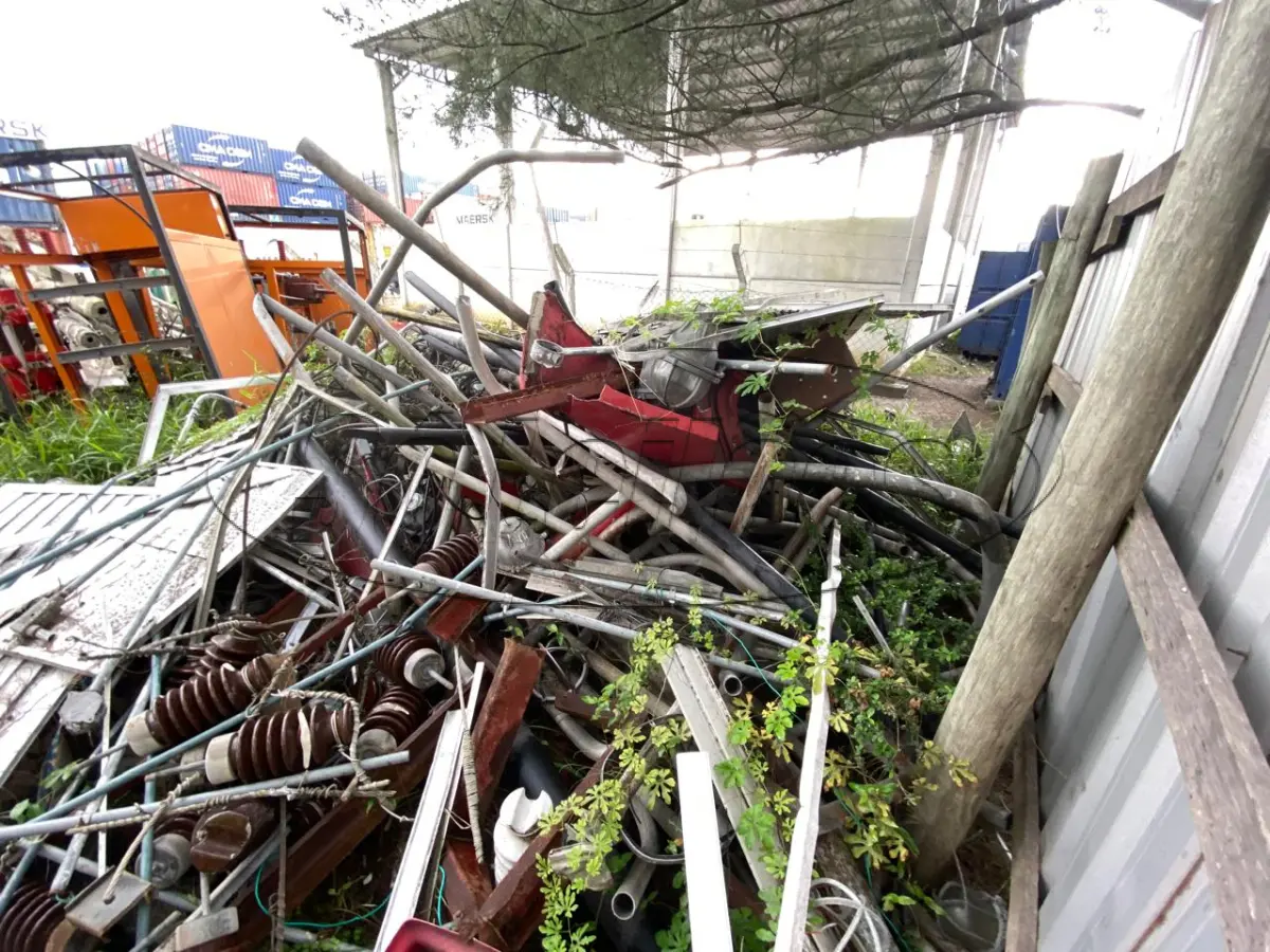 LOTE 003 - Braços e cruzetas