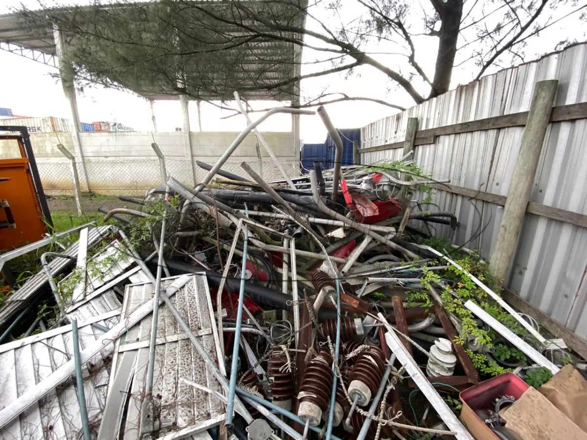 LOTE 003 - Braços e cruzetas