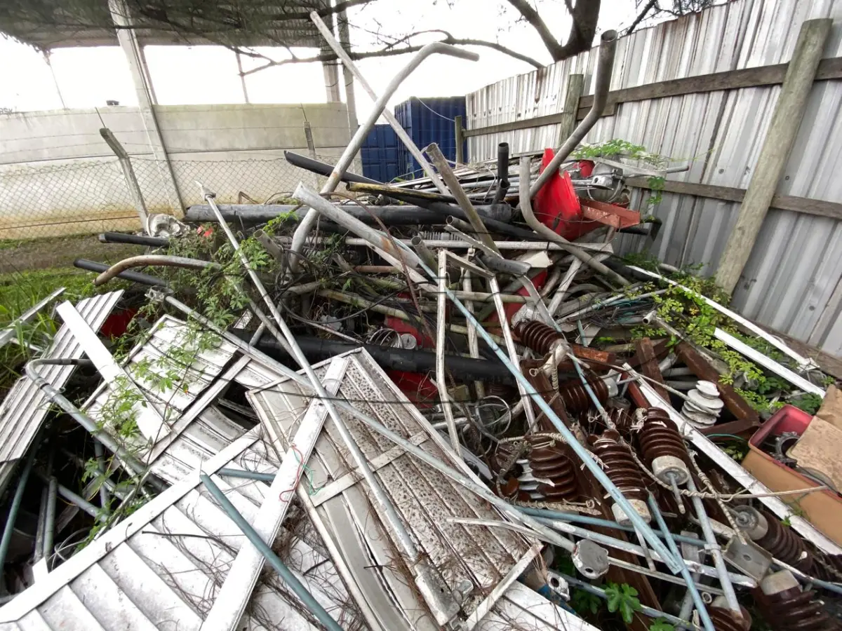 LOTE 003 - Braços e cruzetas