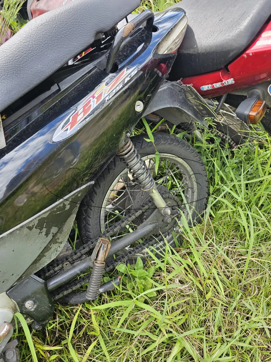 LOTE 001 - Motocicleta marca Honda / BIZ 125 KS, ano/modelo 2007/2008, placa MEF-9893, renavam 953875539, cor preta. Mecânica, elétrica, suspensão e demais itens sem testes e aquisição no estado de conservação que se encontra, podendo estar faltando peças, sem garantia de funcionamento. Avaliação: Avaliada por R$ 3.500,00. A retirada do veículo do pátio será por conta exclusiva do arrematante, com eventuais despesas, caso seu acesso esteja obstruído. Débitos do prontuário ficarão por conta do arrematante, caso não desvinculados no Detran/SC pelo Juízo, antes, ou depois do leilão. Não arrematado em primeiro leilão, o veículo será oferecido pelo preço de R$ 2.100,00, considerando 60% da avaliação. Local de custódia: Pátio da Central de Plantão Policial da Capital – CPP, Rua Lauro Linhares, 208, Trindade, Florianópolis/SC.