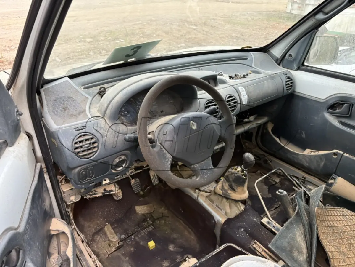 LOTE 003 - Van