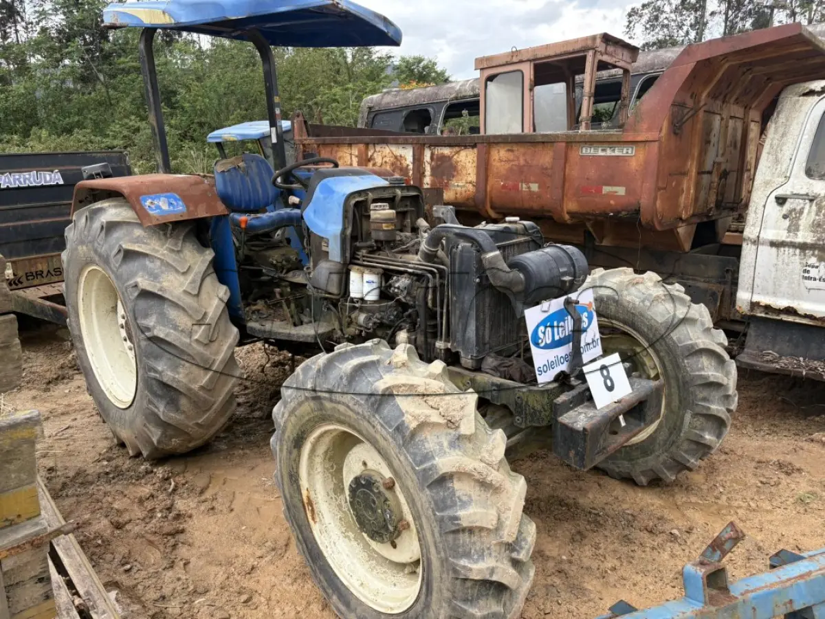 LOTE 008 - Trator