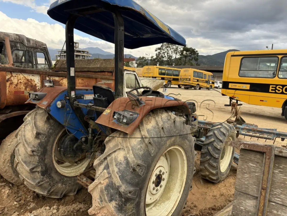 LOTE 008 - Trator