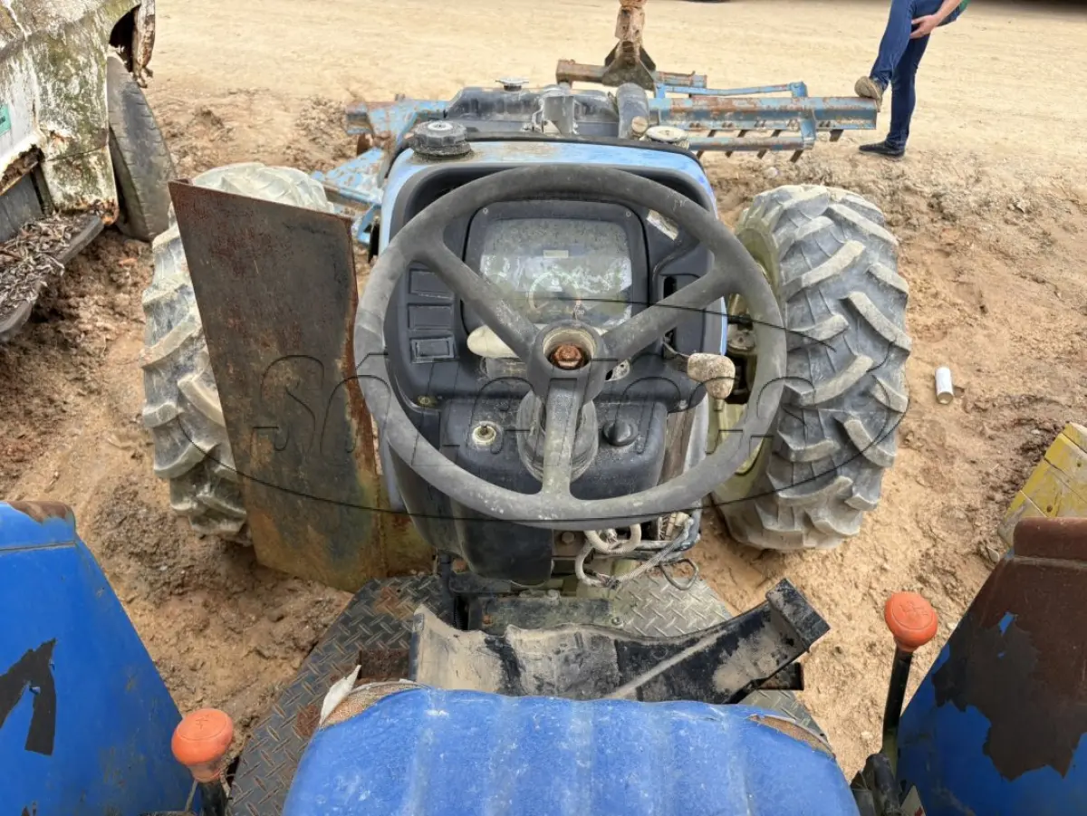 LOTE 008 - Trator