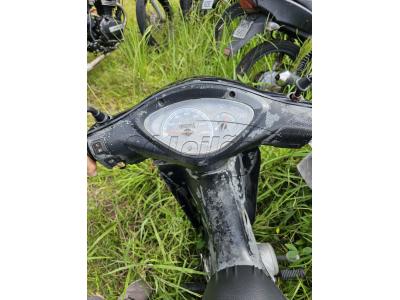 LOTE 001 - Motocicleta marca Honda / BIZ 125 KS, ano/modelo 2007/2008, placa MEF-9893, renavam 953875539, cor preta. Mecânica, elétrica, suspensão e demais itens sem testes e aquisição no estado de conservação que se encontra, podendo estar faltando peças, sem garantia de funcionamento. Avaliação: Avaliada por R$ 3.500,00. A retirada do veículo do pátio será por conta exclusiva do arrematante, com eventuais despesas, caso seu acesso esteja obstruído. Débitos do prontuário ficarão por conta do arrematante, caso não desvinculados no Detran/SC pelo Juízo, antes, ou depois do leilão. Não arrematado em primeiro leilão, o veículo será oferecido pelo preço de R$ 2.100,00, considerando 60% da avaliação. Local de custódia: Pátio da Central de Plantão Policial da Capital – CPP, Rua Lauro Linhares, 208, Trindade, Florianópolis/SC.