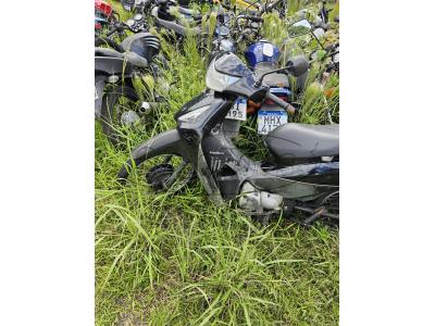 LOTE 001 - Motocicleta marca Honda / BIZ 125 KS, ano/modelo 2007/2008, placa MEF-9893, renavam 953875539, cor preta. Mecânica, elétrica, suspensão e demais itens sem testes e aquisição no estado de conservação que se encontra, podendo estar faltando peças, sem garantia de funcionamento. Avaliação: Avaliada por R$ 3.500,00. A retirada do veículo do pátio será por conta exclusiva do arrematante, com eventuais despesas, caso seu acesso esteja obstruído. Débitos do prontuário ficarão por conta do arrematante, caso não desvinculados no Detran/SC pelo Juízo, antes, ou depois do leilão. Não arrematado em primeiro leilão, o veículo será oferecido pelo preço de R$ 2.100,00, considerando 60% da avaliação. Local de custódia: Pátio da Central de Plantão Policial da Capital – CPP, Rua Lauro Linhares, 208, Trindade, Florianópolis/SC.