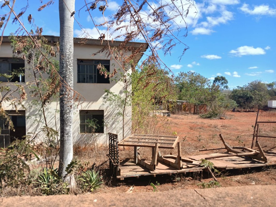Terreno Rural Edificado, localizado em Montes Claros - MG